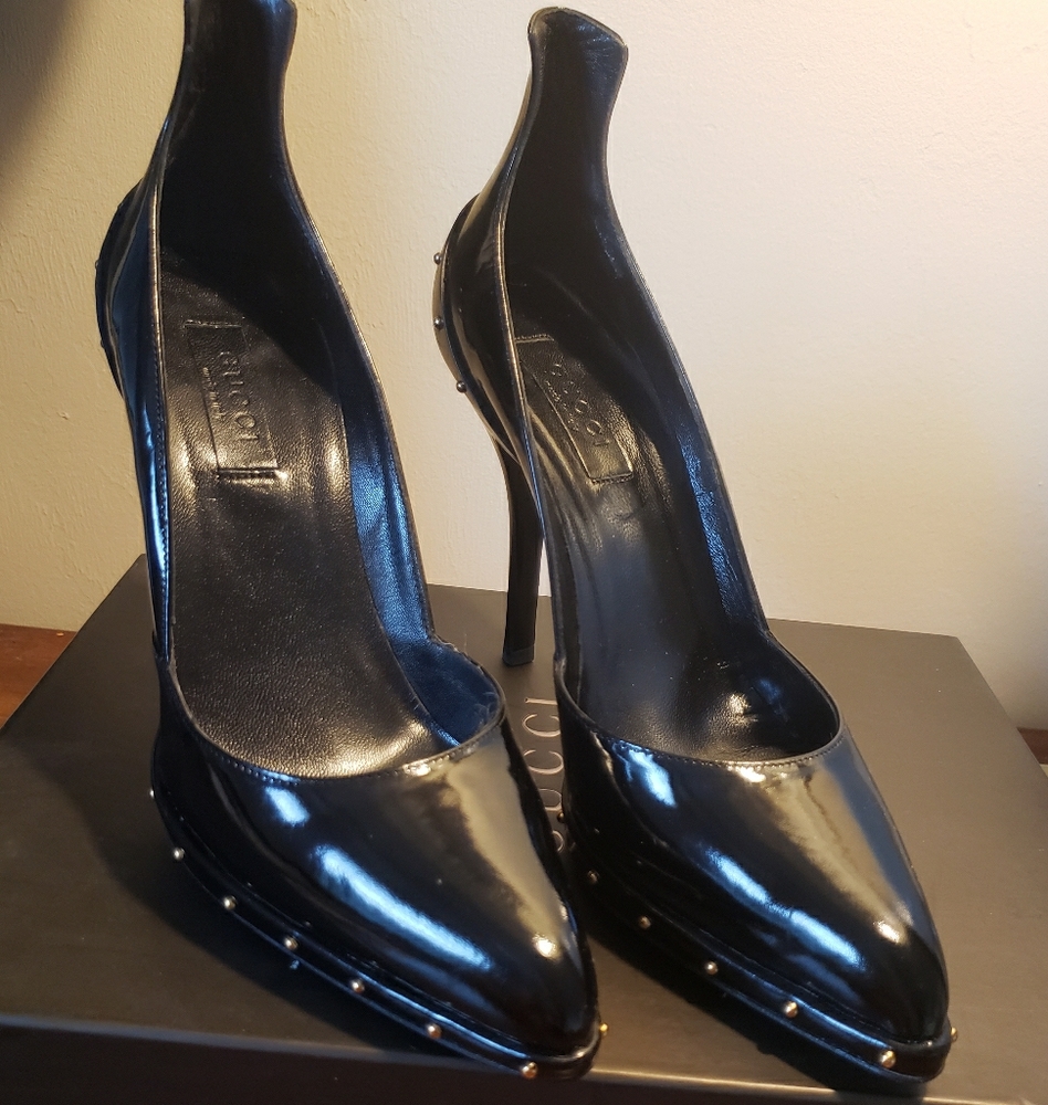 NIB GUCCI BLACK PATENT LEATHER STUDDED  STILETTOS